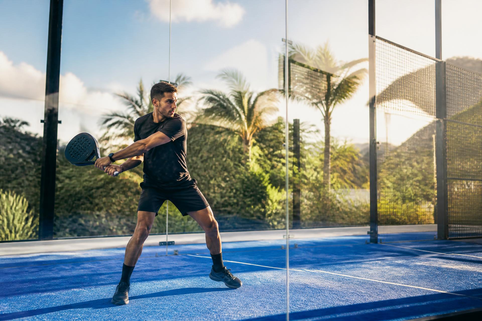Court de padel extérieur en Guadeloupe sous la lumière des Antilles